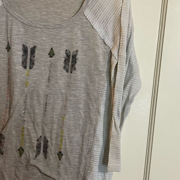 Maurices arrow graphic tee 3/4 sleeve.  Good condition.  Size large. - Picture 3 of 4